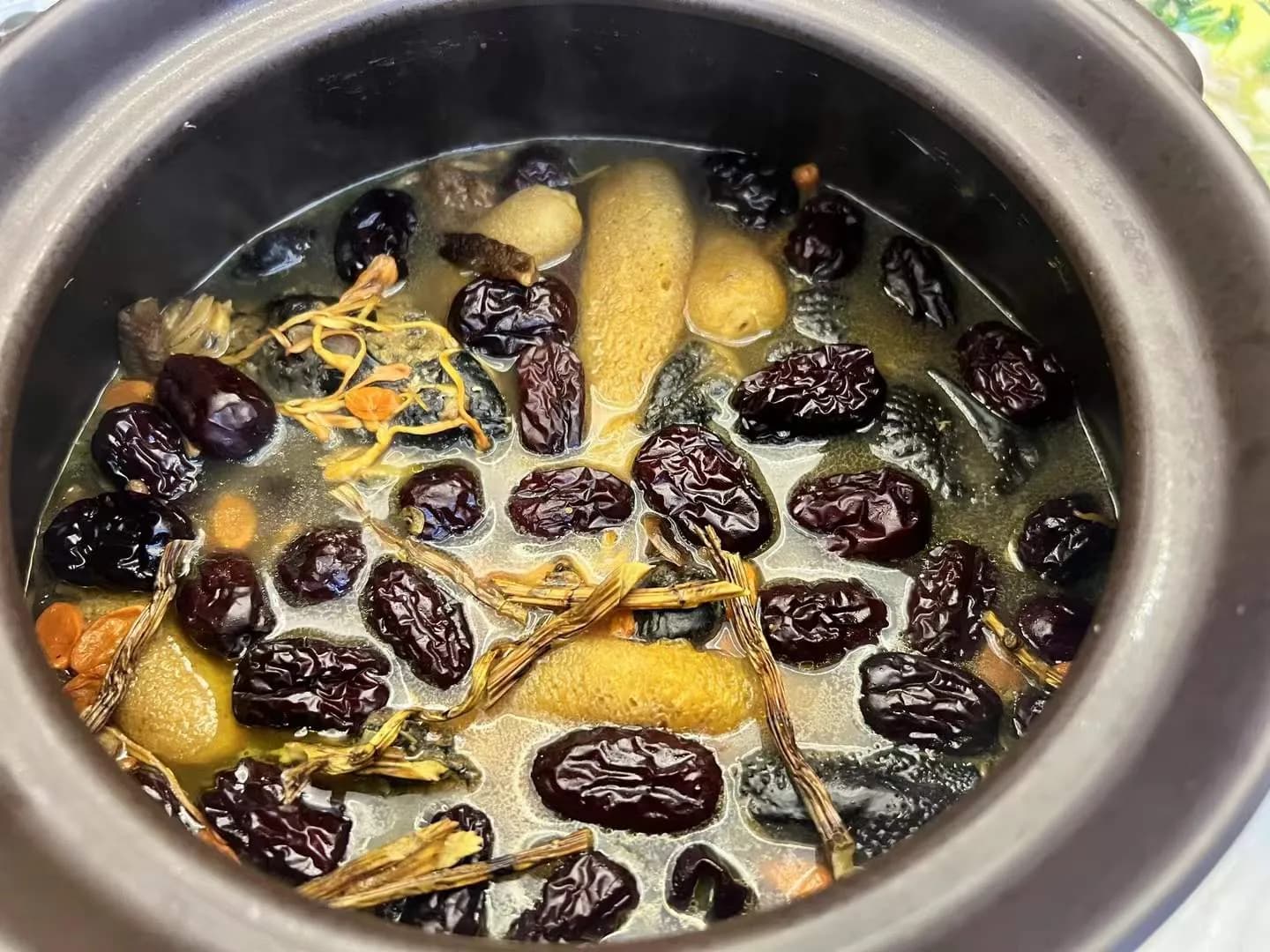 烹饪:菌菇红枣炖鸡汤