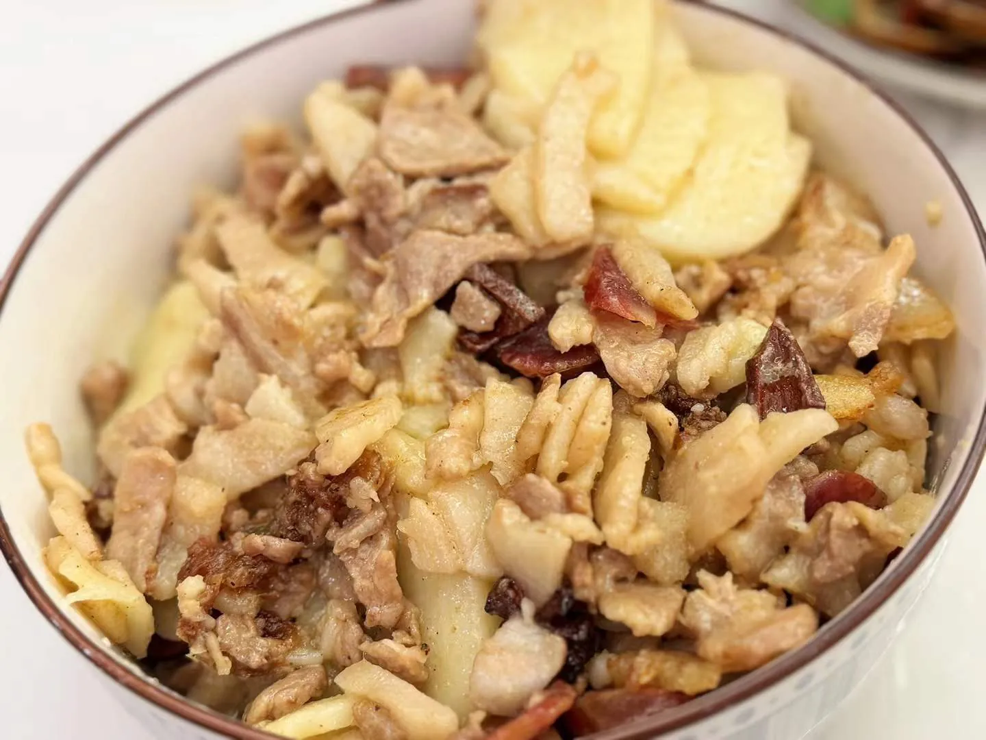 烹饪:黄米粿炒猪肉和黑猪肉香肠