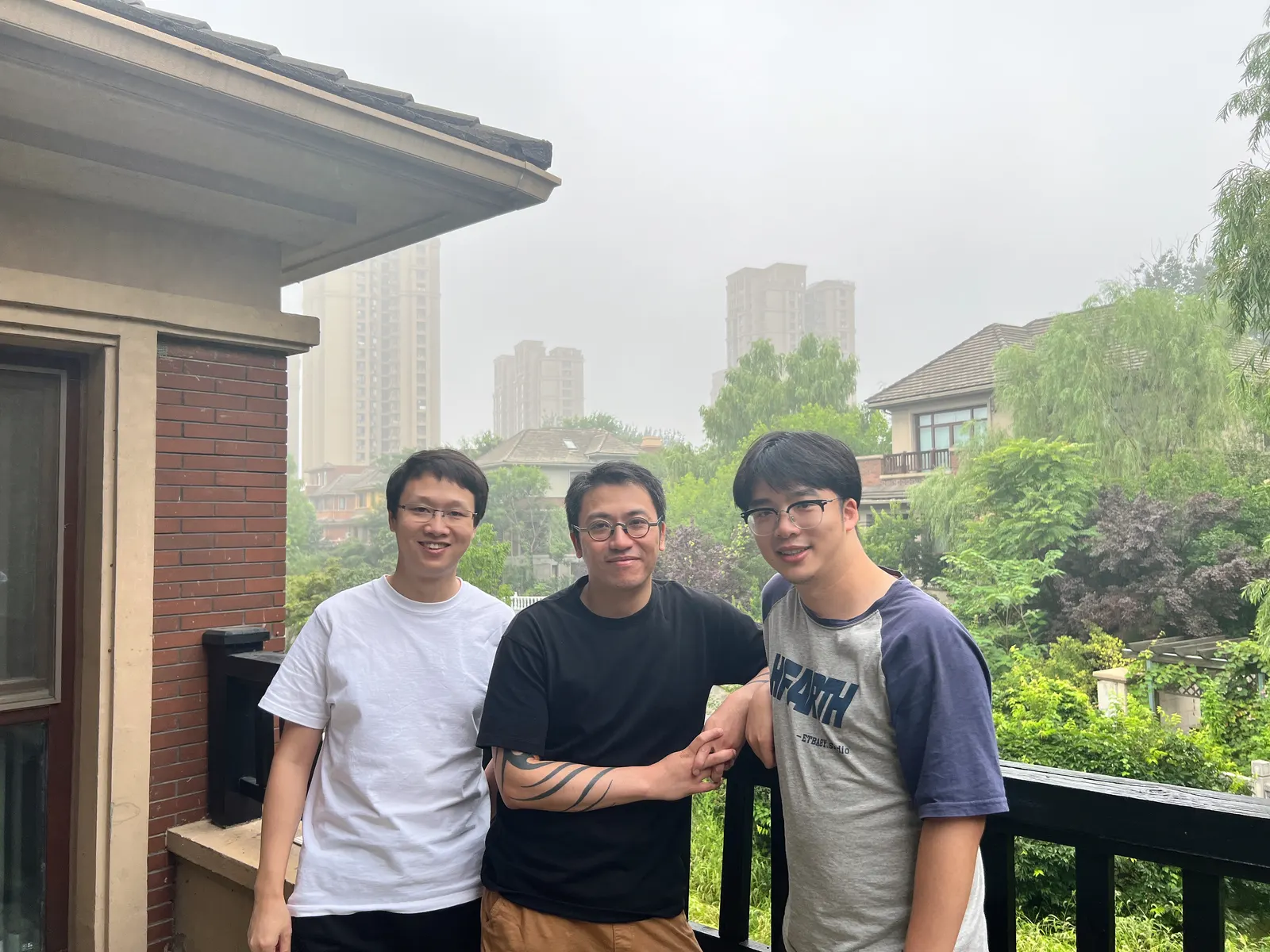 220814与当时在TU的两位合伙人(左)欧阳箐宇(中)陈牧荻在公司合影