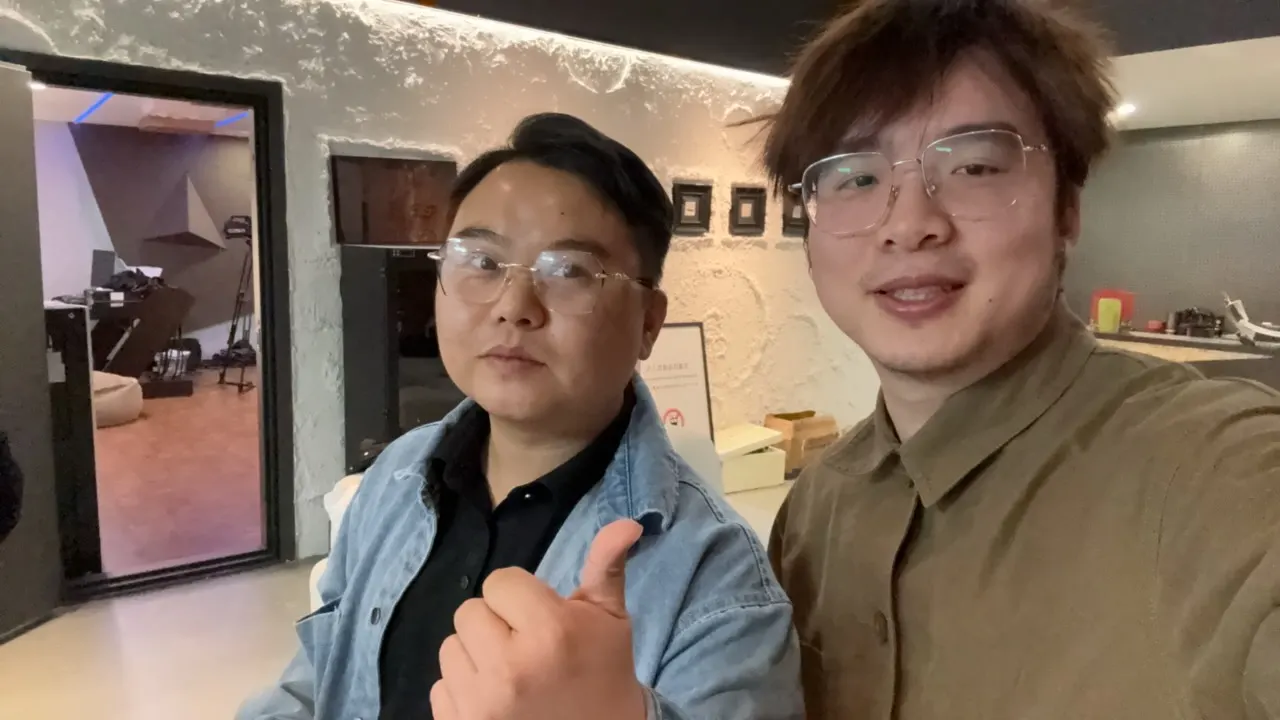 240126与中国好歌曲第一季选手 棒三狗 在我工作室合影